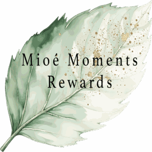 Ein grünes Blatt mit goldenen Sprenkeln und der Aufschrift mioé moments rewards